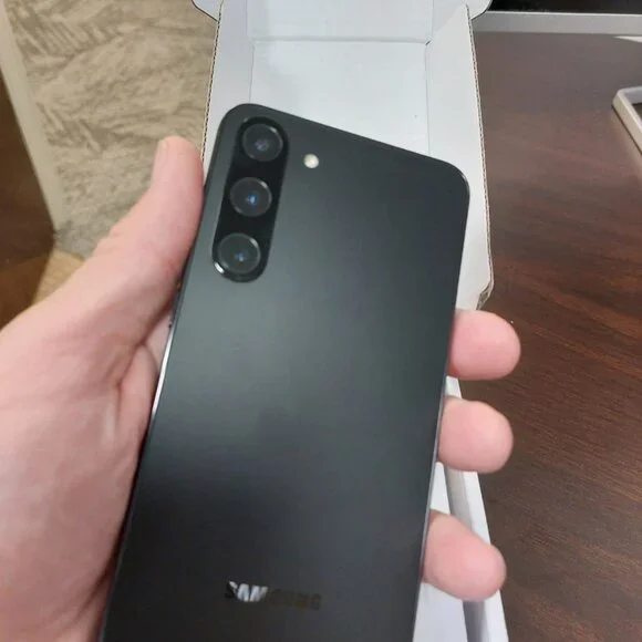 Samsung Galaxy S23 FE 5G 128GB Unlocked. In good condition !!! - Picture 6 of 9